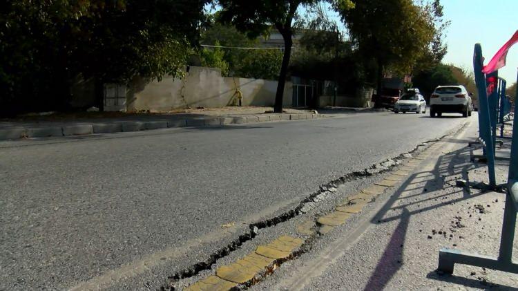 <p>İş merkezinde çalışanlardan Nihan Erdal, "<strong>Otopark alanımız çökmeye yakın. Çatlaklar zamanla büyümeye başladı. Karşımızdaki yolda da çöküntüler meydana geldi</strong>" dedi.</p>
