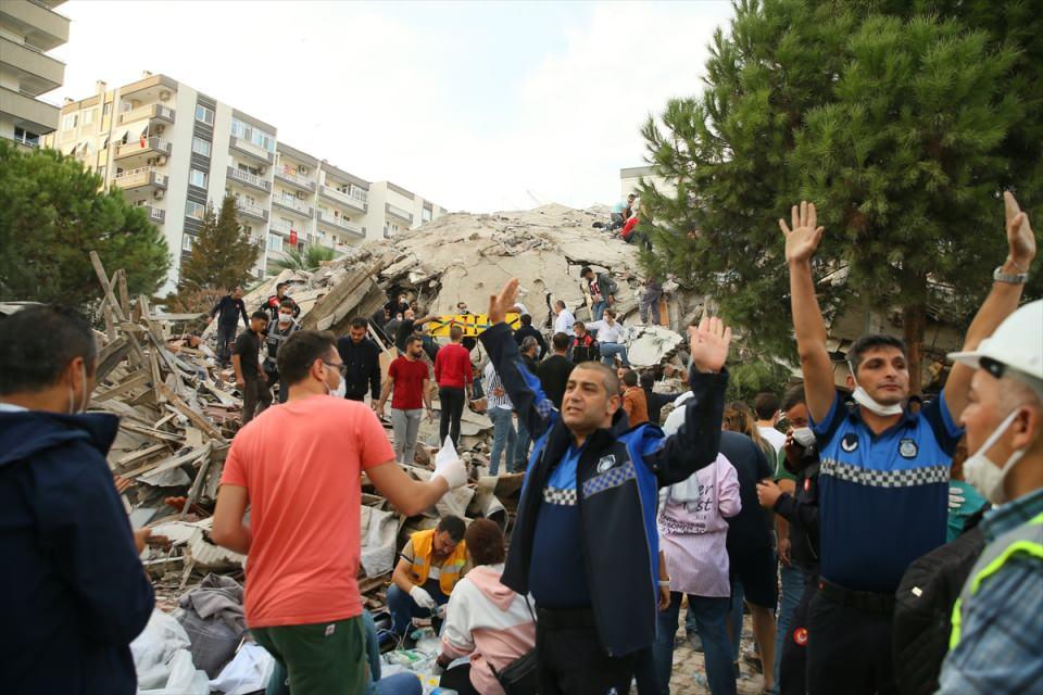<p>Yıkılan binaların bulunduğu bölgedeki 7 proje alanında tamamlanan 1404 konut ve 289 iş yeri, hak sahiplerine teslim edildi.</p>
<p> </p>