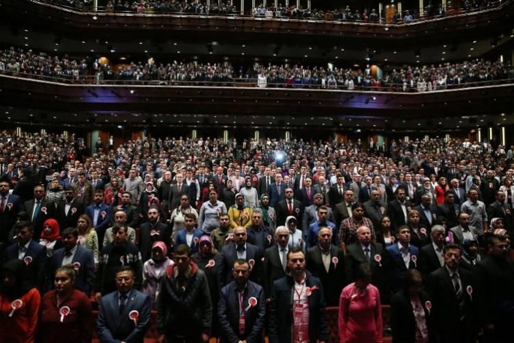 <p>Personelin kariyer, liyakati esas alınarak yatay ve dikey yükselmesine imkân sağlanacak. İş Kanunu ve uzaktan çalışma mevzuatı yeni iş modelleri ile uyum sağlayacak şekilde revize edilecek.</p>
