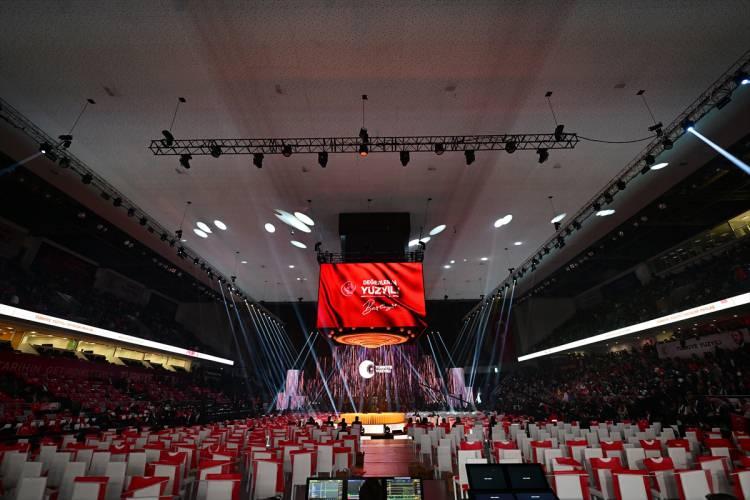 <p>Salona giremeyenler de kongreyi dışarıda kurulan dev ekranlardan takip edebilecek.</p>

<p> </p>
