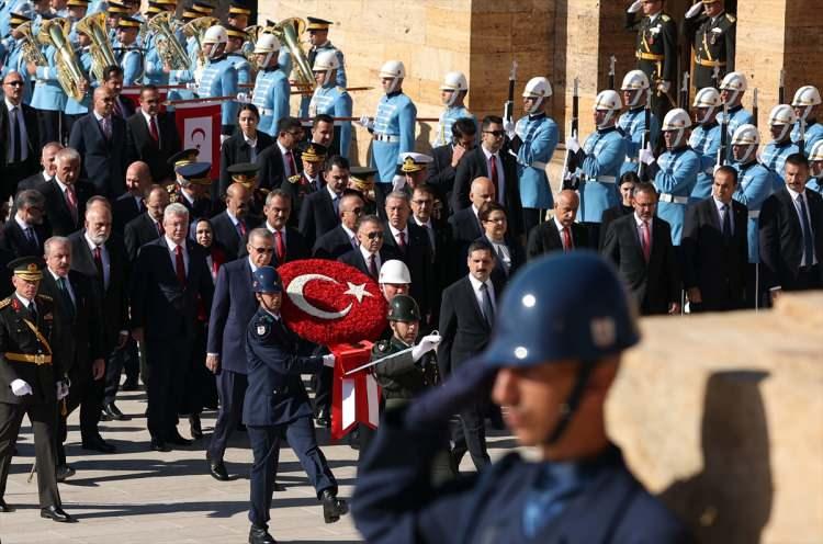 <p>Aslanlı Yol'dan yürüyen devlet erkanı Anıtkabir'e geldi. Cumhurbaşkanı Erdoğan, Gazi Mustafa Kemal Atatürk'ün mozolesine çelenk koydu. Ardından saygı duruşuna geçilirken, İstiklal Marşı okundu.</p>
