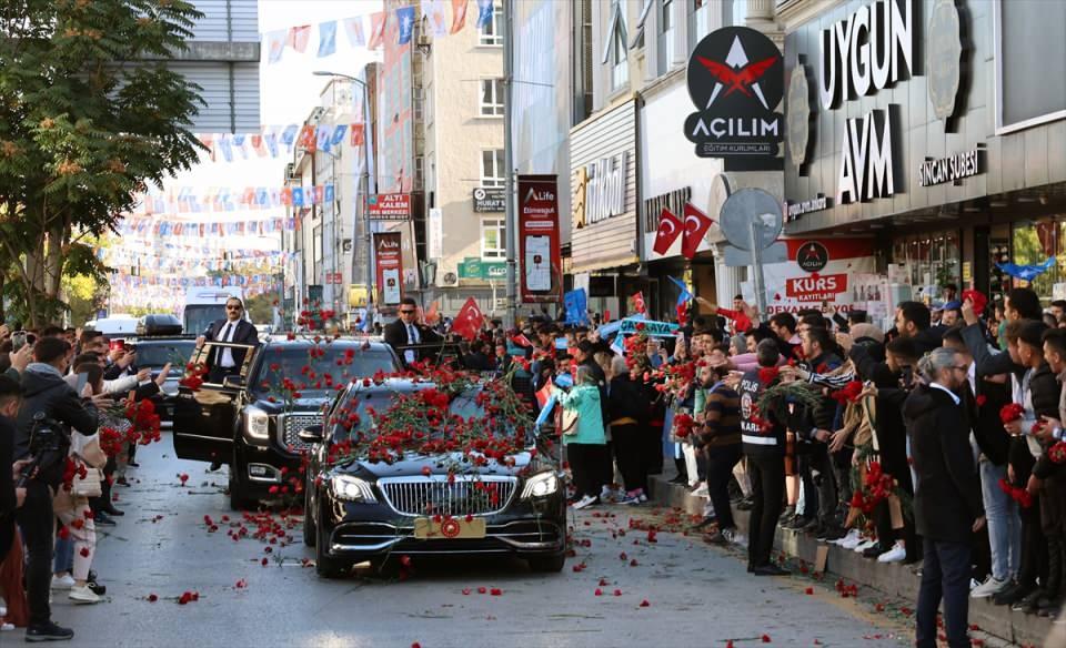 <p>Cumhurbaşkanı Erdoğan’a yol güzergahı boyunca sevgi gösterisinde bulunan vatandaşlar, Erdoğan’ın makam aracını attıkları karanfillerle kapladılar.</p>
