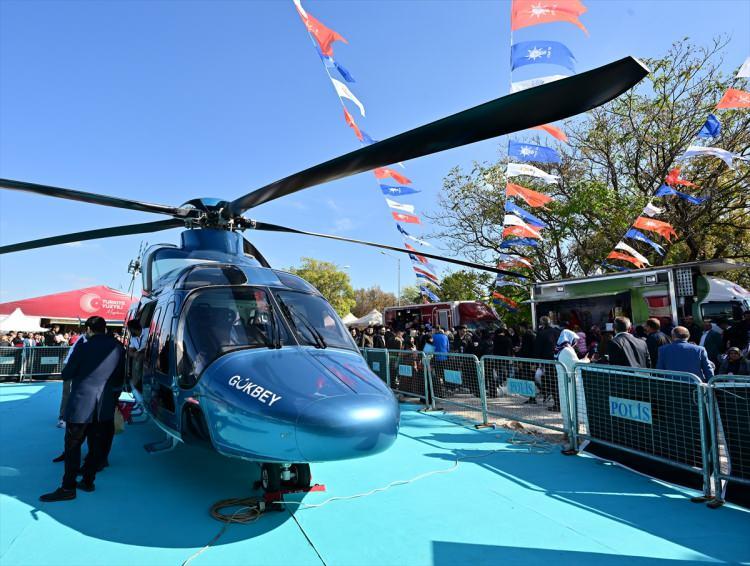 <p>Partililer, tezahüratlar eşliğinde toplantının düzenleneceği salona yürüdü. Spor salonu önünde ve çevresinde bekleyenlere kumanya, çay ve su servisi yapıldı.</p>

<p> </p>
