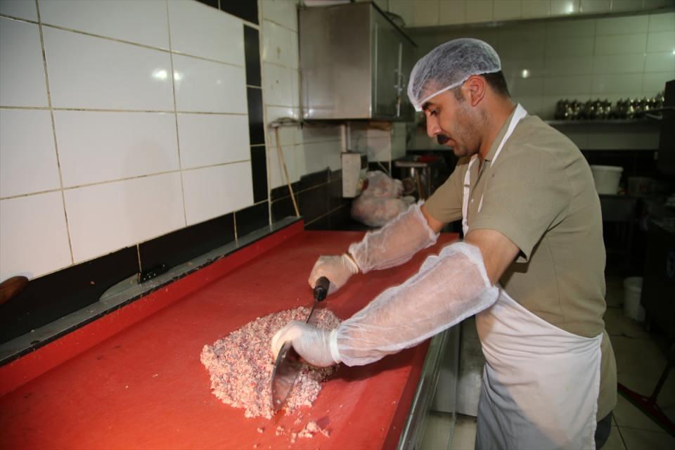 <p><strong>- "Şanlıurfa denilince kebap akla gelir"</strong></p>

<p>Şanlıurfa Lokantacılar, Köfteci ve Tatlıcılar Odası Başkanı Mehmet Şakak da Urfa kebabının Siverek ve Viranşehir ilçelerinin kırsal bölgelerinde yetiştirilen erkek kuzuların etinden yapıldığını ifade etti.</p>

<p> </p>
