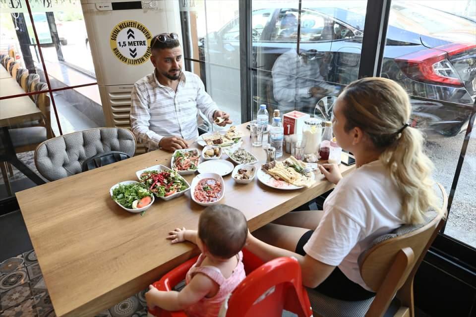 <p>Vatandaşlardan Hüseyin Erkan Kaya ise Adana kebabını tercih ettiğini belirterek, şöyle konuştu:</p>
<p>"En güzeli Adana kebabı. Urfalı ustalar kendi kebaplarının daha iyi olduğunu söylüyor ama bizim için Adana kebabı bir numara. </p>