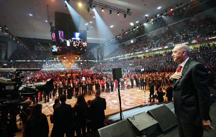 <p>BİLİMİN YÜZYILI</p>
<p>Ülkemizde teknolojinin ilerleyişini ve teknolojinin insanları ne şekilde etkilediğini doğru şekilde okuduğumuz bilimsel bir devrim yaşıyoruz. Türkiye Yüzyılı’nda teknik ve akademik bilgilerin harmanlanması ile insana verilen değeri maksimize edecek yaklaşımlar geliştiriyoruz. Bilimsel kulvarda insanlığın yaşam kalitesini artıracak kamu ve özel sektördeki inovatif yatırımlar, teknoloji tabanlı büyümedeki gücümüzün hızı olacaktır.</p>