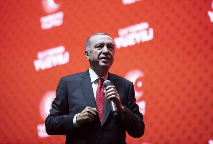 <p>DEĞERLERİN YÜZYILI<br />
<br />
Dünya tarihinin en kadim medeniyetlerine ev sahipliği yapan bu topraklar, şimdi bize emanet. Bu emanet binlerce yılın farklılıklarını ve değerlerini sahip çıkmak zorunda olduğumuz bir ortaklığa taşımıştır. Kültürel ve sosyal ahengin güvencesi olan ortak değerlerimiz Türkiye Yüzyılı nesillerine de pusula olacaktır. Cumhurbaşkanlığı yönetim sisteminin değer öncelikli politikaları ile yerelden küresele Türkiye Yüzyılı çağın değeri olarak simgeleşecektir.</p>
