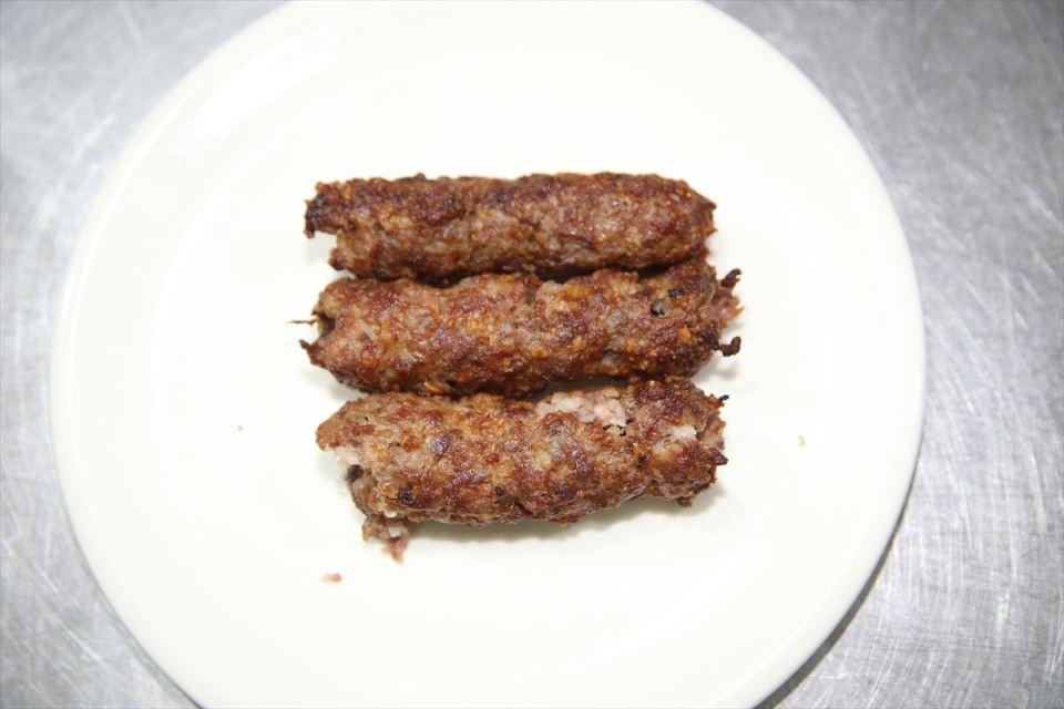 <p><strong>- "Yiyen etin lezzetini çok güzel bir şekilde alıyor"</strong></p>
<p>Şanlıurfalı kebap ustası Nusret Akbaş ise Urfa kebabın en belirgin özelliğinin, çift zırhla çekilen ette sadece tuz kullanılması olduğunu dile getirdi.</p>
<p> </p>