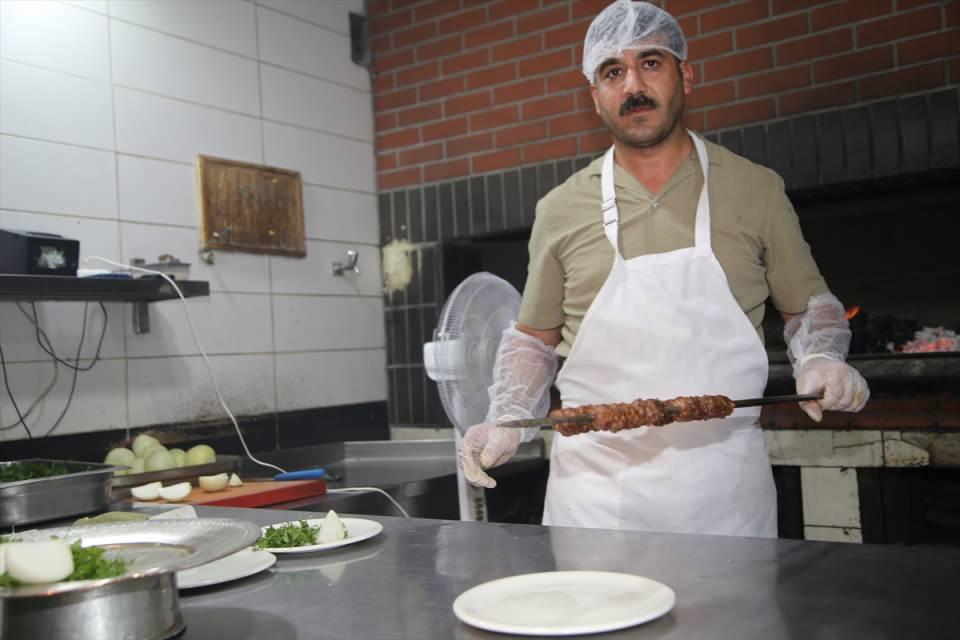 <p>Kebabımız lavaş ekmeğiyle servis edilir. Her ilin kendisine özgü damak tadı var. Bazı iller kebaba değişik baharatlar veya sebzeler ekleyebiliyor. Urfa kebabı doğal, sadece tuz konuluyor."</p>
<p> </p>