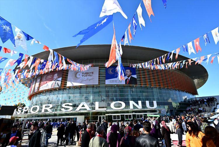 <p>Toplantı dolayısıyla binlerce partili, sabahın erken saatlerinden itibaren Ankara Spor Salonu önünde toplandı.</p>

<p> </p>
