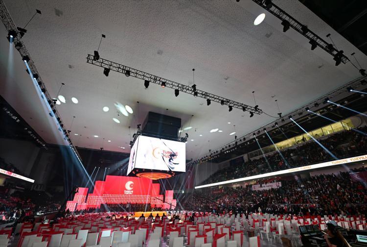 <p>Kongre salonunda davetliler, partililer, engelliler, gazeteciler ve köşe yazarları için ayrı platformlar yer aldı.</p>

<p> </p>
