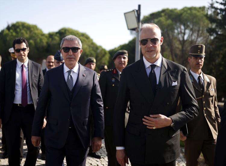 <p>Bize halklarımızın benzerliklerini, uzun birlikteliklerini ve tarihimizin ortak kaynaklarını anımsatıyor. Bizler, Çanakkale'nin haricinde de birbirimize çözülmez kesin bağlarla bağlıyız. Kahraman askerler, cesaretin şartsız saygısıdır. </p>
