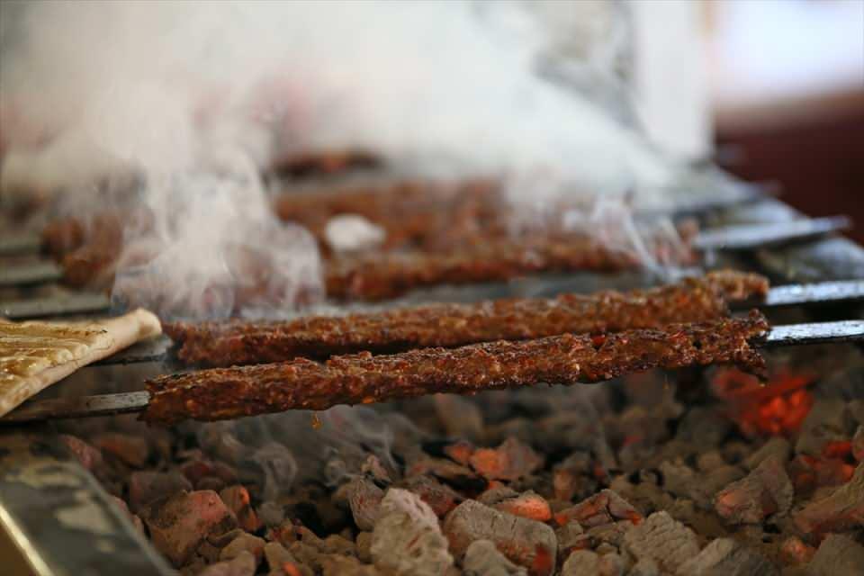 <p>Adana kebabına tercihen kapya biberi de koyuyoruz. Bu konuyu Gaziantep'te tatlıya bağladık. Bu Türk mutfağımızın zenginliği. Bu yöresel bir lezzet değil, yöresel bir zenginliktir."</p>
<p> </p>