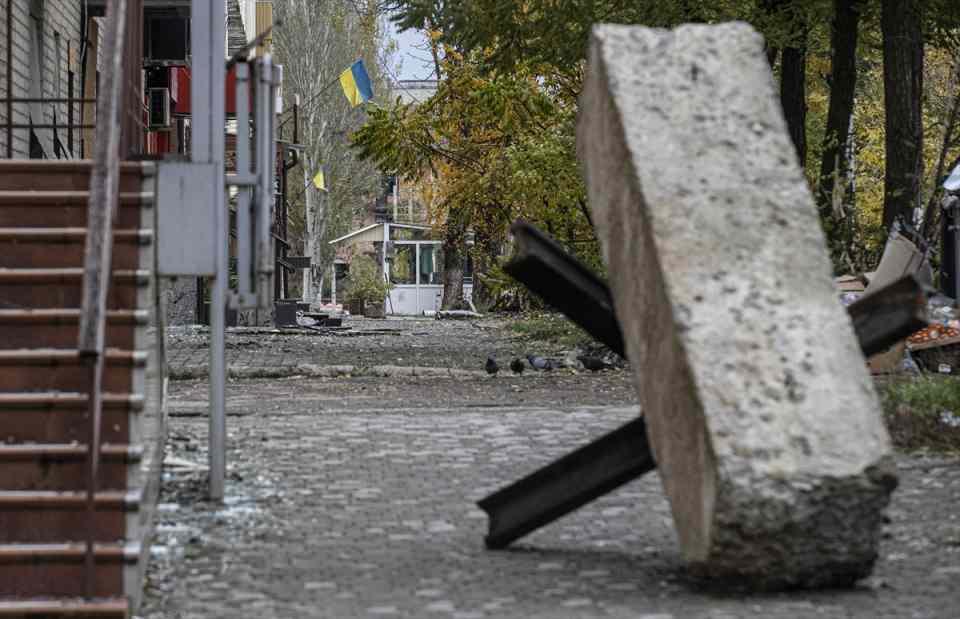 <p><strong>Çamaşır ve banyo için yağmur suyu topluyorlar</strong></p>

<p>Şehirde su olmadığı için yağışlı havalarda çatılardan akan yağmur suyunu topladıklarını aktaran Sergey, "Bu çadırdaki soba ile ayrıca çamaşırları kurutuyoruz. Lavabo için de yağmur suyu kullanıyoruz." dedi.</p>
