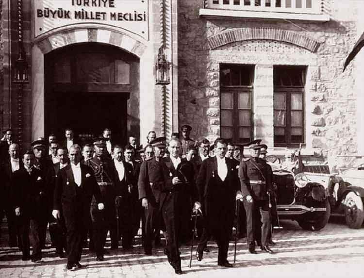 <p>Türk milletinin tarihinde yeni bir devrin kapılarının açıldığı ve "Egemenlik kayıtsız, şartsız milletindir" sözünün devlet yönetiminde en belirgin şekliyle yerini aldığı Cumhuriyet'in ilanının üzerinden 99 yıl geçti.</p>

<p><strong><em>Fotoğraf:  29 Ekim 1930'da Mustafa Kemal Atatürk, Ankara'da 29 Ekim Cumhuriyet Bayramı Kutlamalarında.</em></strong></p>
