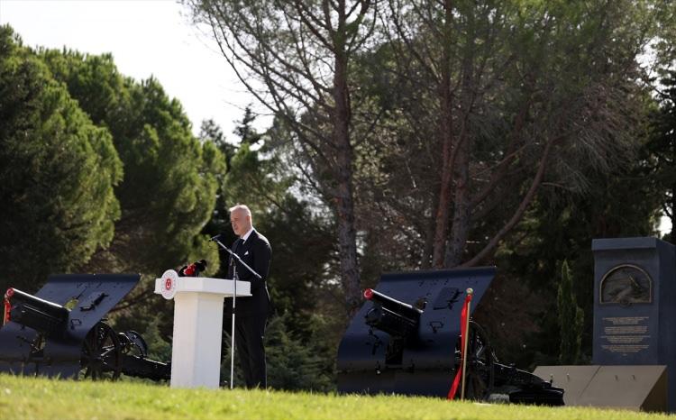 <p>Günümüzde hem Macaristan hem Türkiye'nin çevresinde ve bölgemizde meydana gelen risk, tehdit ve tehlikelerin artmasıyla ikili iş birliğimizin çok daha önem kazandığını söylemek yanlış olmaz. Hem birer NATO müttefiki olarak hem de ikili ilişkiler çerçevesinde önümüzdeki dönemde ikili ilişkilerimizin savunma, güvenlik başvuruları ve diğer konularda da her geçen gün giderek artacağına da bütün samimiyetimle inanıyorum.</p>
