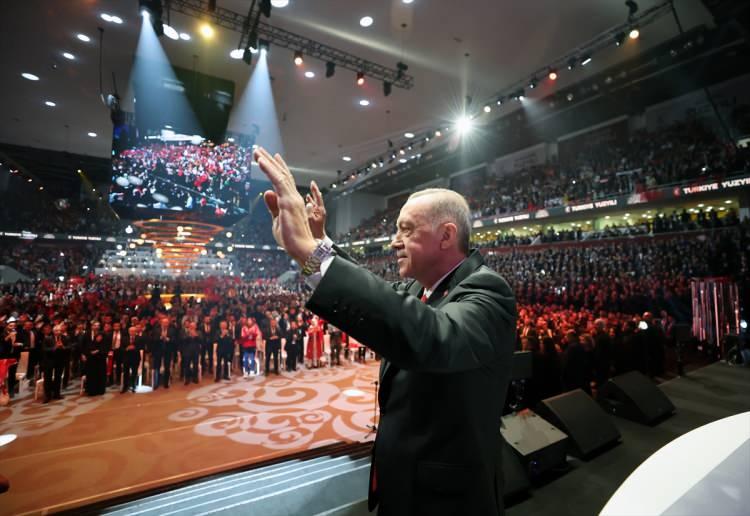 <p>HAKLININ YÜZYILI<br />
<br />
Toplumun huzuru, milli dayanışma ve adalet anlayışı içinde, insan haklarına saygılı, sosyal bir hukuk devletinde her zaman güçlü haklı değil, haklının güçlü olması gerekir. Türkiye Yüzyılı haklılığın güvencesi ve doğruluğun tarafı olacaktır. Dokunulmaz temel hak ve hürriyetlerin eksiksiz yaşanabildiği, bunların her türlü akıl dışı otorite karşısında korunduğu Türkiye Yüzyılı’nda, Cumhuriyet tarihinin en büyük demokratikleşme hareketini başlatarak demokrasinin tüm kurum ve kurallarıyla işlemesi, ideal anlamıyla uygulanabilmesi için siyasi, etnik, mezhepsel ve kültürel tüm farklılıklarımızın haklarına sahip çıkıyoruz. Türkiye Yüzyılı’na yön veren Cumhurbaşkanlığı yönetim sistemi ile devletimizin tüm kurumları hakkın ve haklının kayıtsız şartsız korunması için çalışmaya devam edecektir.</p>
