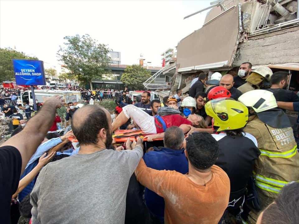 <p>Sığacık Mahallesi'nde tsunamiye neden olan depremin asıl yıkıcı etkisi, merkez üssüne yaklaşık 70 kilometre uzaklıktaki Bayraklı ve Bornova ilçelerinde görüldü.</p>
<p> </p>