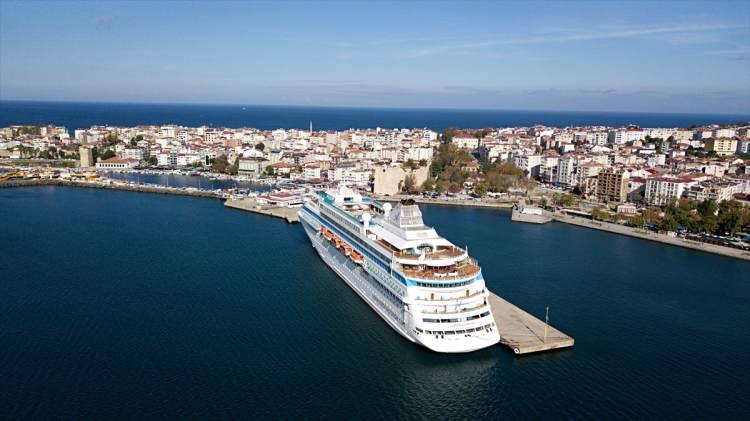 <p>Rus turistler kentte Türkiye-Rusya dostluk bayrağı açtı, müzik eşliğinde oynadı, alışveriş yaptı, tabiat parklarını gezerek kenti tanıma fırsatı buldu.</p>

<p> </p>

