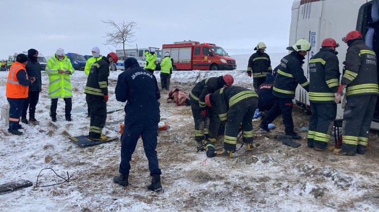 <p>Sürücünün, engelli raporunu aldıktan sonra B ve E sınıfı ehliyetinin geçerliliğini kaybettiği, buna rağmen trafik tescil birimine bildirim yapmadığı ve engelli ehliyeti almak için müracaatta bulunmadığının tespit edildiği belirtildi. Ayrıca plaka tanıma sistemi kameralarından elde edilen görüntülerde sürücünün sol eliyle direksiyon simidini tam olarak kavrayamadığının görüldüğü ve sürücü belgesinin iptal edilmesi gerektiği tespiti raporda yer aldı.</p>
