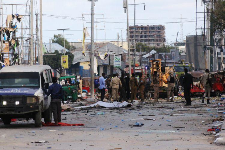 <p>Somali Cumhurbaşkanı Hasan Şeyh Mahmud saldırının meydana geldiği bölgeye giderek incelemelerde bulundu.</p>
