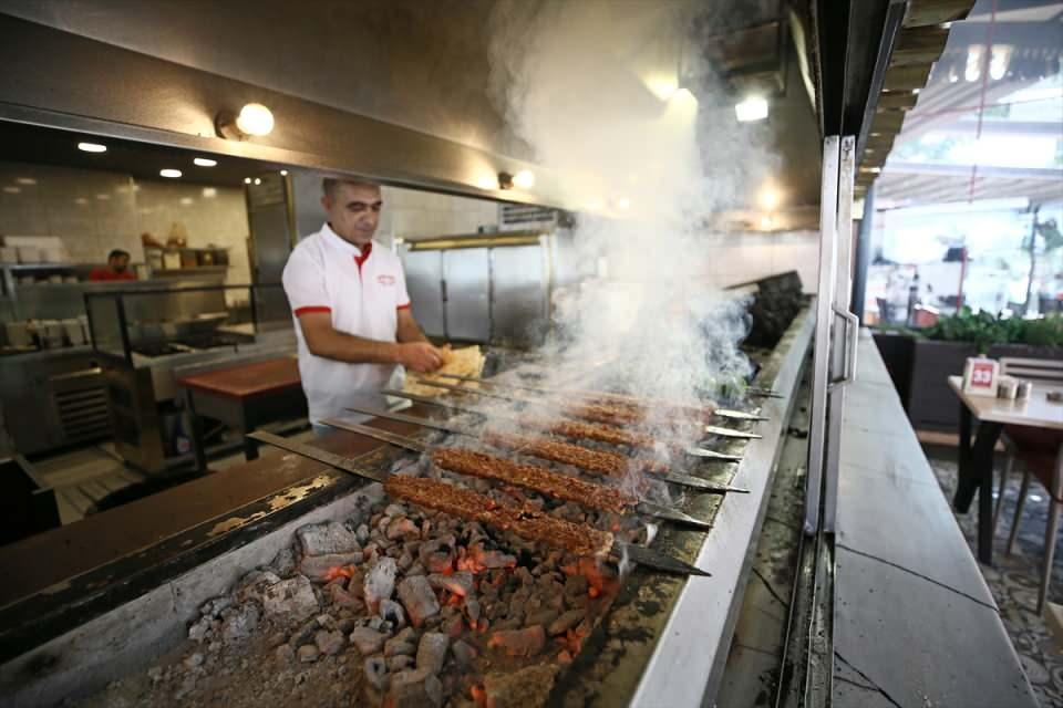 <p>Bizim şişlerimiz de farklı. Urfa kebabının şişi kalın, bizim yayvandır. Sunumu yaparken pişmiş domates ve biber kullanırız. Ben tercih yapacaksam Adana kebabını seçerim. </p>
