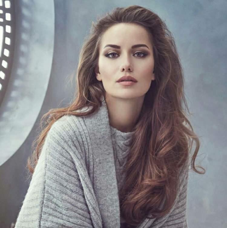 <p><span style="color:#000080"><strong>Fahriye Evcen - SOLİNGEN, BATI ALMANYA</strong></span></p>
