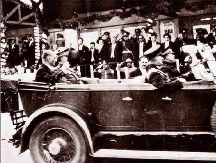 <p>O güne kadar Devlet Başkanlığı görevi, Türkiye Büyük Millet Meclisi Başkanı olarak Mustafa Kemal Paşa tarafından yürütülmüştü. Diğer taraftan bazı yabancı ülkeler de Lozan Antlaşması'nın onayı için Türkiye'deki yeni devlet rejiminin daha açık şekilde belirlenmesini istiyordu.</p>

<p><em><strong>Fotoğraf: 29 Ekim 1933'de Mustafa Kemal Atatürk, 29 Ekim Cumhuriyet Bayramı Kutlamalarında.</strong></em></p>
