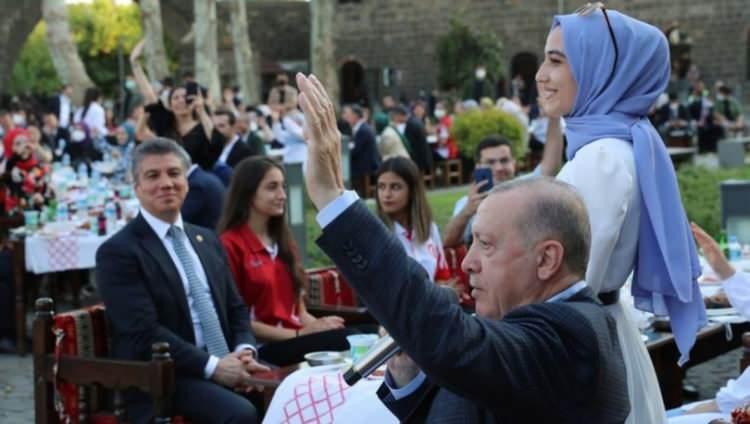 <p>6 aylık enflasyon değişim oranının aynı dönem için öngörülen artış oranını aşması halinde kamu çalışanlarının mali ve sosyal hakları, enflasyon rakamının ilan edildiği ayın 1'inden geçerli olmak üzere aşan kısım kadar artırılacak.</p>
