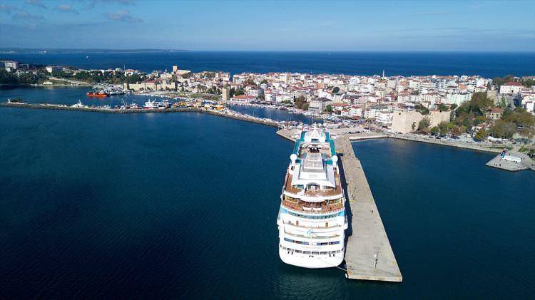 <p>Rusya'nın Soçi kentinden hareket eden son gemi, Panama bandıralı kruvaziyer Astoria Grande de İstanbul ve İzmir'den sonra 750 Rus yolcusuyla Sinop Limanı'na geldi.</p>

<p> </p>
