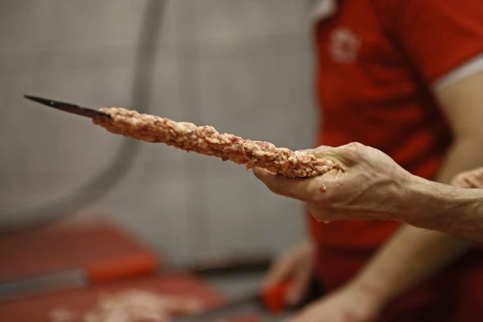 <p>Mangal ateşinde pişirilen kebap, Adana'da közlenmiş biber, domates, yeşillik ve salata ile Şanlıurfa'da ise biber, soğan ve yeşillikle servis ediliyor.</p>

<p> </p>
