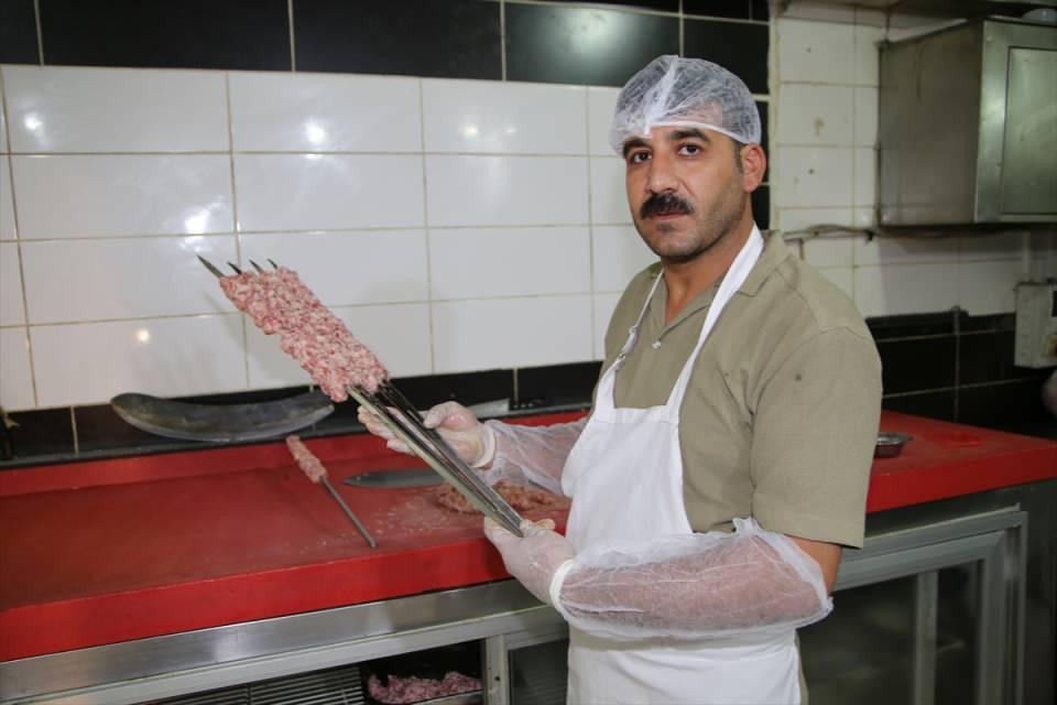<p>Her yörenin kendine özgü kebabının bulunduğunu belirten Şakak, şunları söyledi:</p>

<p>"Şanlıurfa denilince kebap akla gelir. Urfa kebabı bizim 'Hüllük' veya 'Arabi' dediğimiz uzun boylu erkek kuzularımızın etinden yapılıyor. Karacadağ eteklerinde yetiştirilen, tuz yedirilmiş erkek kuzuların etleri bir o kadar lezzetli oluyor. Et bir gün dinlendirildikten sonra çift zırhla çekiliyor. Urfa kebabına tuzdan başka herhangi bir baharat ya da sebze konulmuyor. </p>
