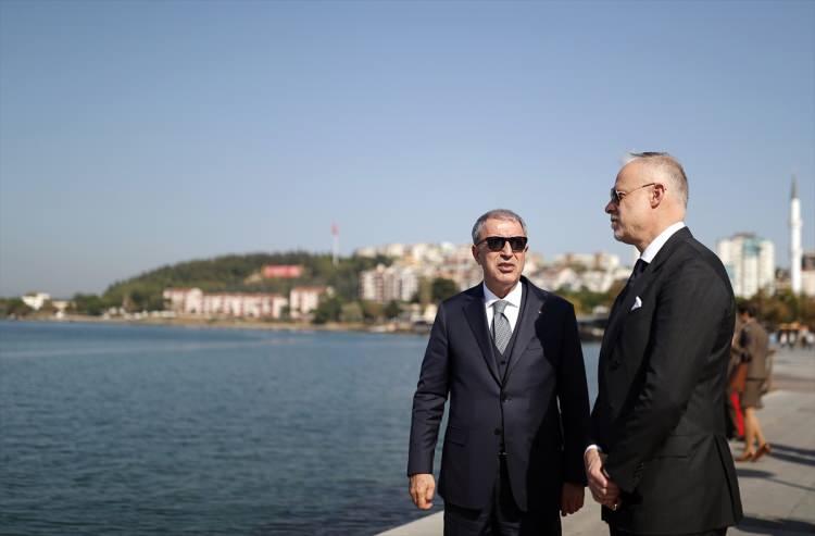 <p>Türk ve Macar askeri erkanın yanı sıra Çanakkale Savaşları ve Gelibolu Tarihi Alan Başkanı İsmail Kaşdemir'in katıldığı törende, Milli Savunma Bakanı Akar ve Macaristan Savunma Bakanı Szalay-Bobrovniczky açılışını yaptıkları anıta çelenk sundu. Ayrıca törende, İstiklal Marşı ile Macaristan Ulusal Marşı okundu.</p>