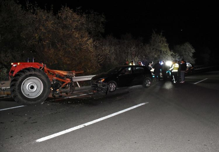 <p>Kırıkkale'de trafik kazası yapan vatandaşlara yardımcı olmak için olay yerine giden sürücünün de emniyet şeridindeki aracına aynı yönden gelen başka bir otomobil çarptı.</p>

