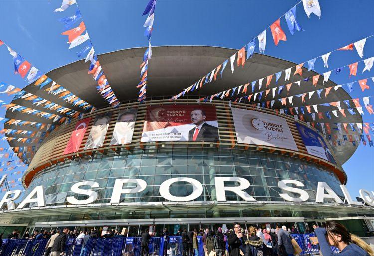 <p>Toplantının yapılacağı Ankara Spor Salonu, sabah erken saatlerde uzman ekipler tarafından arandıktan sonra görevlilere teslim edildi.</p>

<p> </p>
