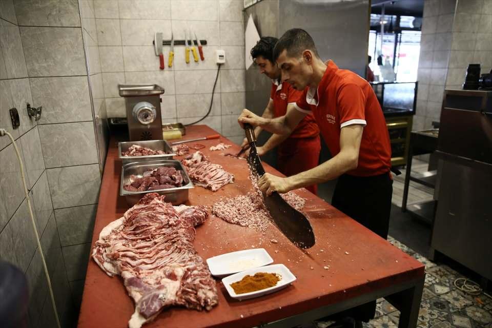 <p>Şanlıurfalı ustalar ise erkek kuzu etini çift "zırh" ile kıyma haline getiriyor, içerisine sadece tuz ekledikten sonra şişe geçiriyor.</p>

<p> </p>
