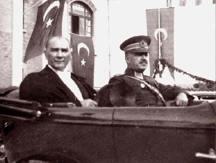 <p><strong>"Yarın Cumhuriyet ilan edeceğiz"</strong></p>

<p>Mustafa Kemal Paşa, 28 Ekim 1923 akşamına kadar hükümetin kurulamaması üzerine Çankaya Köşkü'nde arkadaşları için Latife Hanım'a bir sofra hazırlattı.</p>

<p><em><strong>Fotoğraf: 29 Ekim 1933'de Mustafa Kemal Atatürk, 29 Ekim Cumhuriyet Bayramı Kutlamalarında. </strong></em></p>
