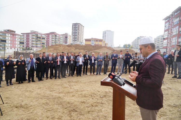 <p>Aslında orasının temeli de 2-3 ay öncesinden atılacaktı fakat bir yüksek gerilim hattından dolayı işler biraz uzadı. Bu sorunu çözdüğüm an inşallah temelini hemen atacağız. İnşallah en kısa sürede de pazaryerini bitirmiş olacağız.</p>
