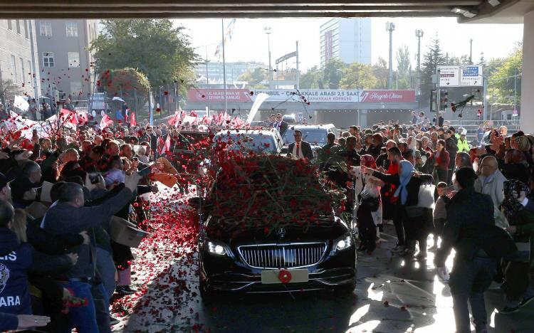 <p>DİJİTALİN YÜZYILI<br />
<br />
Türkiye Yüzyılı; çağı yakalayan ülkeden, çağa yön veren ülkeye giden yolculuğun adıdır. Bu yolculukta vatandaşlarımıza yalnızca hizmet etmekle kalmıyor aynı zamanda da bu hizmetlerin kolay, hızlı ve ulaşılabilir olması için bilişimin tüm olanaklarını kullanıyoruz. Bakanlıklarımızın sunduğu her hizmetin, yaş, bölge, şehir, cinsiyet fark etmeksizin tüm vatandaşlarımıza eşit ve adil bir şekilde ulaştırılmasını sağlayacak dijital dönüşümü gerçekleştiriyoruz. Yalnızca vatanın dört bir tarafında değil, yurt dışında yaşayan vatandaşlarımızın da dijital dönüşüm ile en zor zamanlarında dahi yanı başlarındayız. Bilgiye ulaşma hakkının kolaylaştığı ve demokratikleştiği Türkiye Yüzyılı, bu yönde adım atan ülkelere de ışık olacaktır.</p>