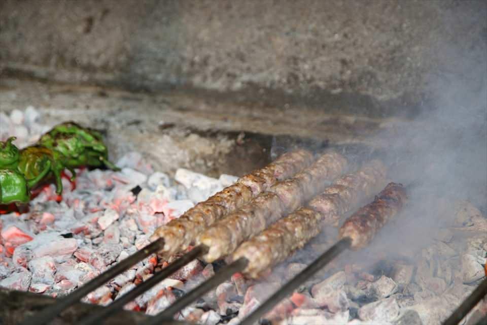 <p>Urfa kebabının servisi koruk suyundan yapılan bostani dediğimiz salatayla olur. Bunun yanında lebeni soğuk çorbası servis edilir. </p>
