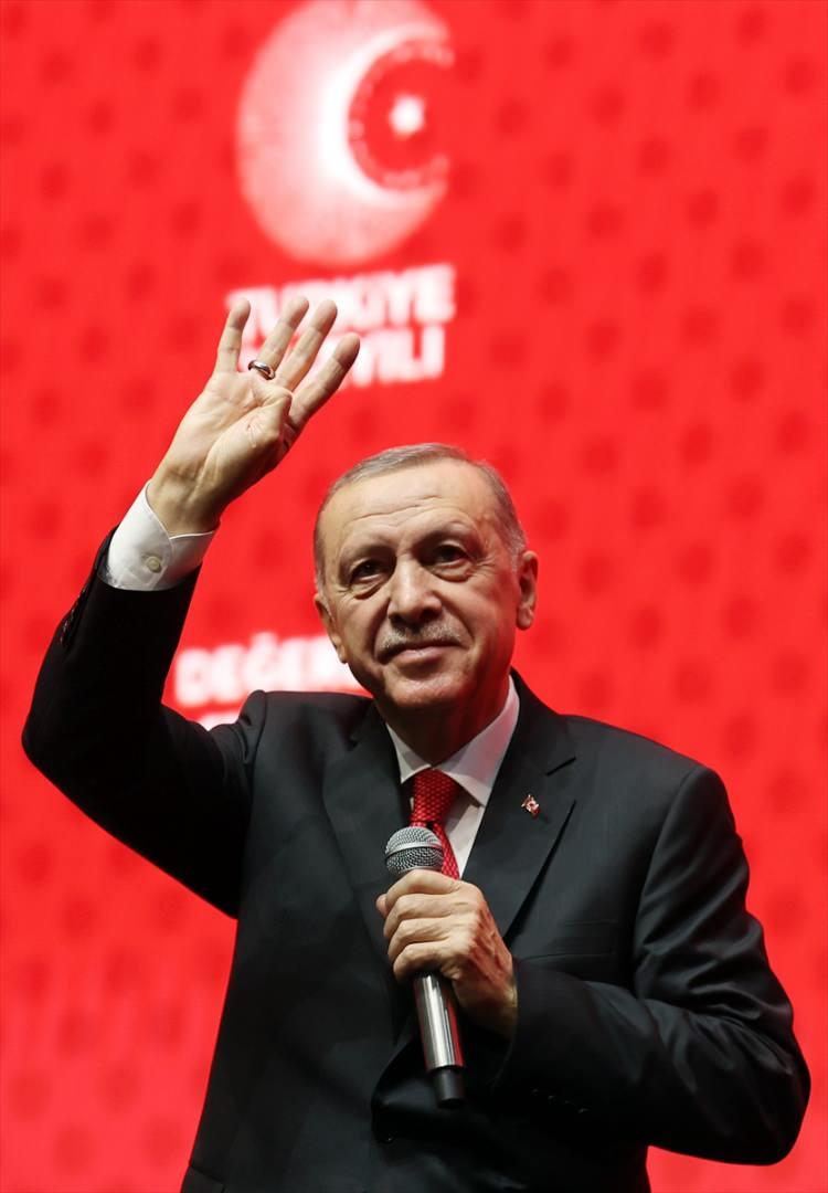 <p>KALKINMANIN YÜZYILI<br />
<br />
Yatırım, üretim, istihdam ve ihracat temelinde büyüyerek, reel ekonomiyi her geçen gün daha da güçlendiriyoruz. İthal girdiyi azaltarak, katma değerli üretimde ihracat rekorları kırdığımız yerli ve milli ekonomik oluşumun içindeyiz. Pandeminin silsileyle doğurduğu ekonomik dalgalanmalar dünya ülkelerini küçülmeye zorlarken, kalkınmaya yönelik yapısal reforlarımız ülkemiz adına kazanç fırsatlarına dönüşüyor. Cumhurbaşkanlığı yönetim sisteminin kümülatif ve sinerjik deneyimleriyle atılan doğru adımlar, Türkiye Yüzyılı’nın dünyada bir kalkınma ekolünün adı olarak anılmasını sağlayacaktır.</p>

