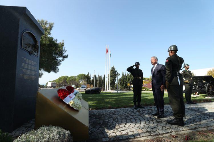 <p>Bu kutsal alanda Türk dostlarının yardımına yetişen ve onlarla eski silah arkadaşlığını yaşatan Macar askerlerinin hatıralarını ölümsüzleştirilmesine olanak sağlayan Türkiye Cumhuriyeti Hükümeti'ne teşekkür eden Szalay-Bobrovniczky, şu değerlendirmelerde bulundu:</p>

<p>"Bizim için bu Macar Anıtı, çok daha fazla anlam taşımaktadır. Bu anıt bizlere vaktiyle barış ve karşılıklı saygıyla sonuçlanan eski savaşlarımızı hatırlatıyor. </p>
