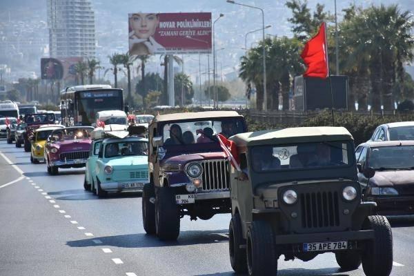 <p>Cumhuriyet'in 99'uncu kuruluş yıl dönümü, İzmir'de gerçekleştirilen çeşitli etkinliklerle kutlandı. İzmir Klasik Otomobil Derneği üyeleri de kutlamalar kapsamında kortej düzenledi. Saat 13.30'da Alsancak Havagazı Fabrikası önünde toplanan 35'e yakın klasik otomobil sürücüsü, araçlarını Türk bayraklarıyla donattı.</p>
