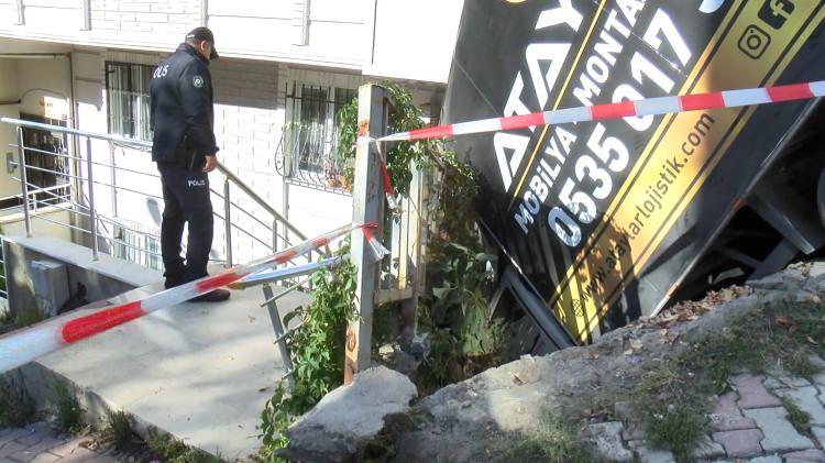 <p><strong>BOŞLUĞA UÇTU</strong></p>
<p>Eşyaların boşaltıldığı sırada içinde şoförü olmayan kamyon kaymaya başladı. Kamyonun kasasındaki iki kişi kamyondan atlarken, hızlanan kamyon bir apartmanın önündeki boşluğa düşerek durdu.</p>