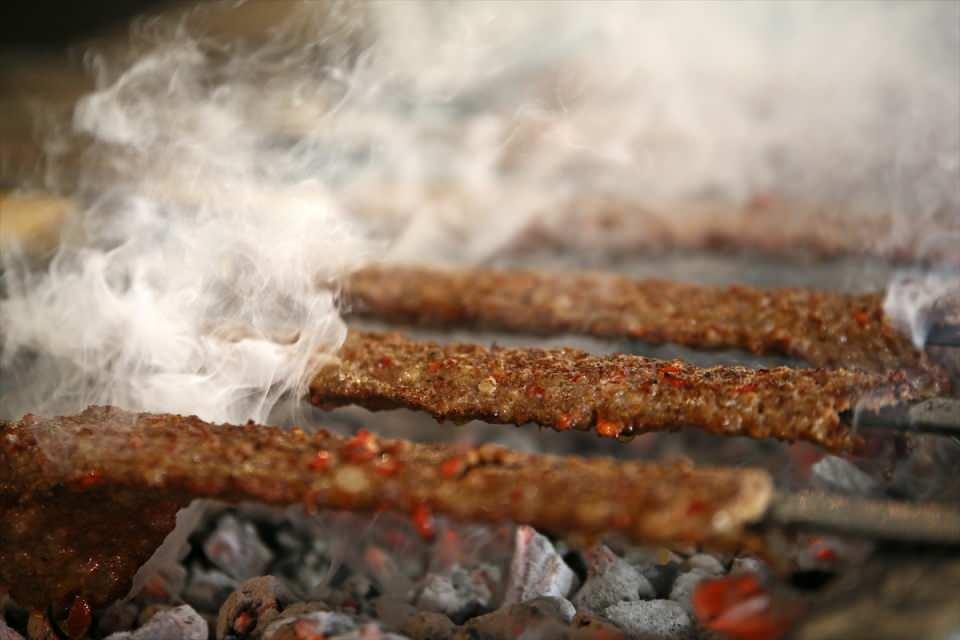 <p>Ben bu lezzetle büyüdüm. Adana kebabını damak tadım daha çok benimsiyor. " diye konuştu.</p>
<p>Serttaş, ustalar arasında da rekabet olduğunu vurgulayarak, şöyle devam etti:</p>
<p>"Urfa kebabı ile Adana kebabı arasında uzun zamandır rekabet var. Bu rekabetler farklı yerlere gitmeye başlayınca, yaklaşık 2 yıl önce Urfalı kebapçı arkadaşlarımızla Gaziantep'te buluştuk.</p>