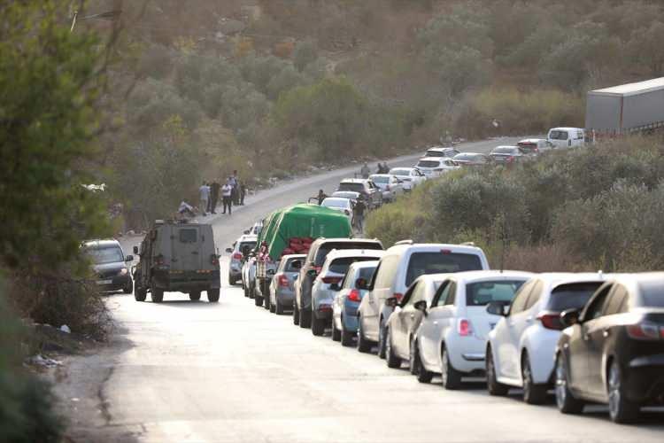 <p>Filistinlilerin kente giriş ve çıkışlarına, saatler süren çileli bekleyiş ve sıkı kontrollerin ardından izin veriliyor.</p>
