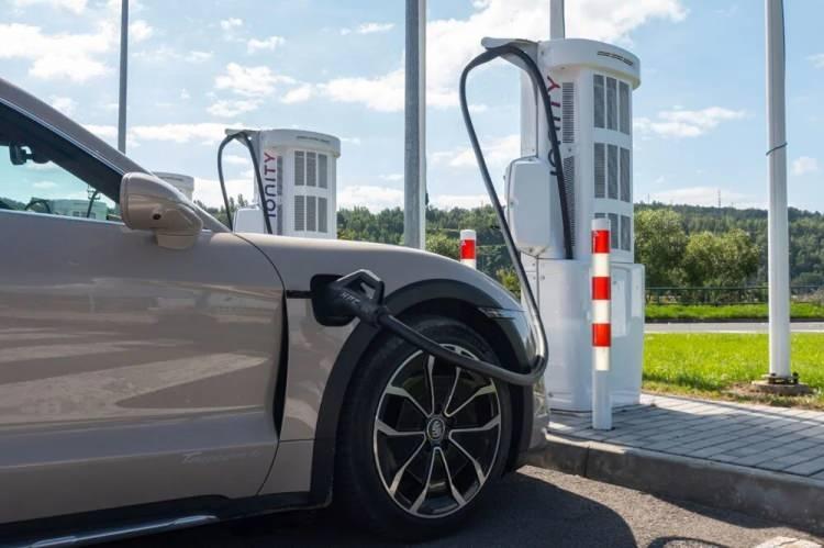 <p>Elektrikli otomobil kullanımı dünyada olduğu gibi Türkiye'de de artmaya devam ediyor.<br />
<br />
İŞTE TÜRKİYE'DE SATILAN ELEKTRİKLİ ARAÇLAR VE ELEKTRKLİ PEUGEOT 2008'İN<br />
TÜRKİYE FİYATI<br />
 </p>
