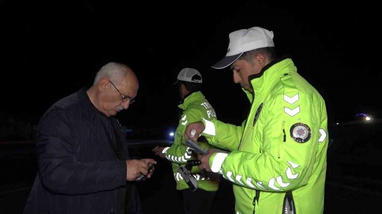 <p>KAZAYA SEBEBIYET VEREN SÜRÜCÜLERE PARA CEZASI</p>

<p> </p>

<p>Traktör sürücüsü B.O.'ya, özelliklerine ve cinslerine göre, yönetmelikte nitelik ve nicelikleri belirtilen gereçleri, araçlarda bulundurmamaktan 196 lira, otomobil sürücüleri F.K. ile Ö.Ç.C.'ye de aracının hızını, aracın yük ve teknik özelliğine, görüş, yol, hava ve trafik durumunun gerektirdiği şartlara uydurmamaktan 196'şar lira para cezası uygulandı.</p>
