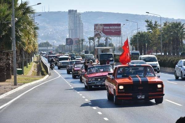 <p>İzmir Klasik Otomobil Derneği üyeleri, 29 Ekim Cumhuriyet Bayramı kapsamında, 35 araçlık kortejle, Konak ilçesi Alsancak semtinden Karşıyaka'ya kadar tur attı.</p>
