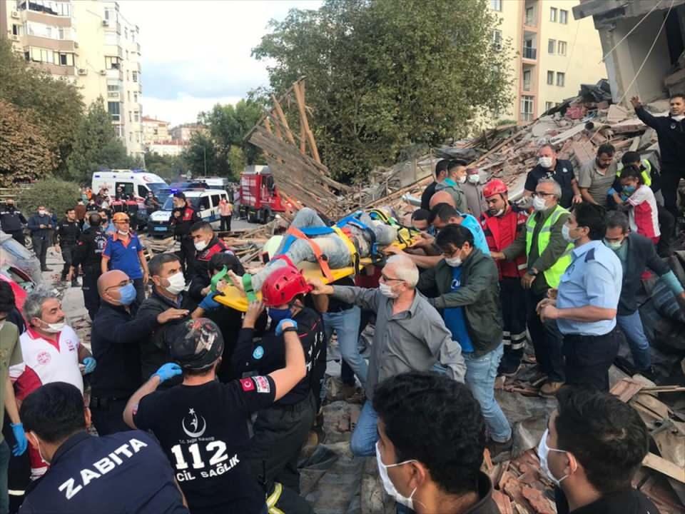 <p>Alüvyon zemine sahip bu bölgede depremin hemen ardından 9 bina tamamen veya kısmen yıkıldı. Polis telsizlerinden gelen yıkım ihbarları sonrası bölgeye çok sayıda itfaiye, sağlık ve arama kurtarma ekibi sevk edildi.</p>
<p> </p>